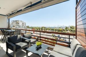 雅典Stunning Athens Riviera 3 BD Apt的带家具的阳台,享有海港景色