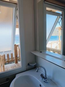 萨米Camping Karavomilos的设有带水槽的浴室,享有海景