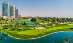 迪拜Kempinski Hotel Mall of the Emirates, Dubai的享有城市背景的高尔夫球场景色