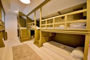 长滩岛Treasure Isle Backpackers Hostel的一间小房间,内设双层床