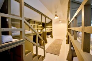 长滩岛Treasure Isle Backpackers Hostel的宿舍间配有双层床。