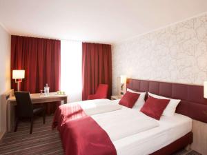 汉诺威Fora Hotel Hannover by Mercure的配有一张床和一张书桌的酒店客房