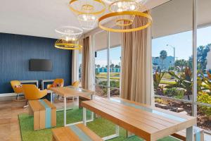 奥蒙德海滩Spark by Hilton Ormond Beach Oceanfront的一间带桌椅和窗户的用餐室
