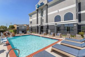 德克萨斯城Best Western Texas City I-45的酒店前的游泳池