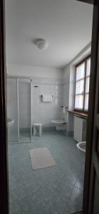 斯科佩洛阿尔坎图兹欧酒店的一间带两个盥洗盆、淋浴和两个卫生间的浴室