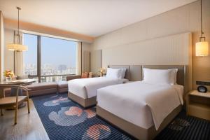 西安西安高新洲际酒店的酒店客房带两张床和一个客厅