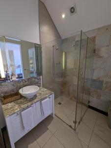 伊甸岛Waterfront Maison by Simply-Seychelles的一间带水槽和玻璃淋浴的浴室