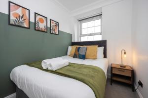 布莱顿霍夫Stunning Two Bedroom Brighton Penthouse的一间卧室配有一张带绿毯的大床