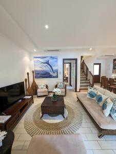 伊甸岛Waterfront Maison by Simply-Seychelles的带沙发和桌子的客厅