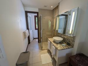 伊甸岛Waterfront Maison by Simply-Seychelles的一间带水槽和镜子的浴室