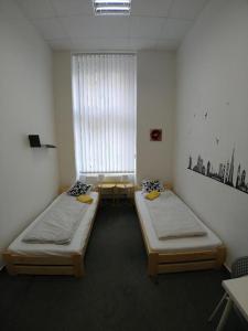 布尔诺Cozy room for 1,2 ore 4 persons, 10 min by walk to the Center的两张床位于带窗户的房间内