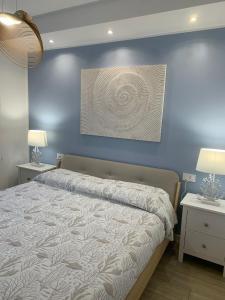 菲纳莱利古雷Isabel Beach and Bike的一间卧室设有一张床和蓝色的墙壁