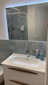 菲纳莱利古雷Isabel Beach and Bike的浴室设有白色水槽和镜子