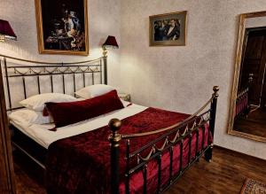 库雷萨雷Vinoteegi Residents的一间卧室配有一张红色棉被的床