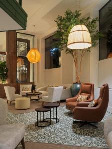 巴塞罗那H10卡萨诺瓦酒店的大堂配有沙发、椅子和桌子