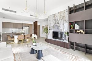 迪拜Luxury 2 Bedroom Apartment - Next to Dubai Opera的客厅配有沙发和桌子