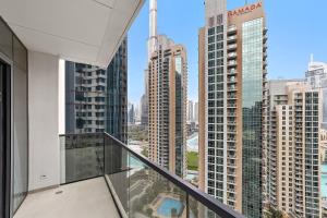 迪拜Luxury 2 Bedroom Apartment - Next to Dubai Opera的市景阳台