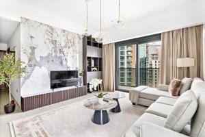 迪拜Luxury 2 Bedroom Apartment - Next to Dubai Opera的带沙发和电视的客厅