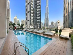迪拜Luxury 2 Bedroom Apartment - Next to Dubai Opera的建筑物屋顶上的游泳池
