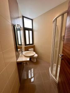 莫斯塔Dome Luju的一间带卫生间、水槽和窗户的浴室