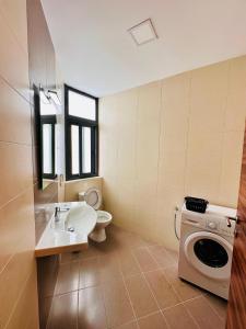 莫斯塔Dome Luju的浴室配有卫生间水槽和洗衣机。