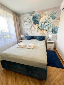 斯诺科Apartament nad Zalewem的一间卧室设有一张带花卉墙壁的大床
