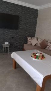 萨菲Ferme de Rayan的客厅配有一张白色桌子和一张沙发