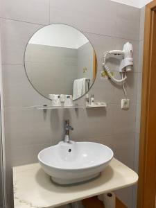 萨格里什马雷塔景观 - 精品住宿加早餐酒店的浴室设有白色水槽和镜子