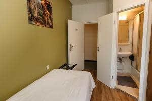 贝尔多夫小径旅馆自然及运动酒店的小房间设有床和水槽
