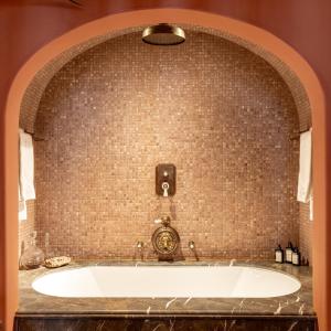 布鲁日The Notary的带浴缸的浴室和砖墙