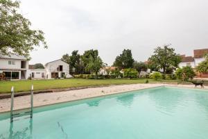 阿纳迪亚Casa de Arcos的一座房子后院的大型游泳池