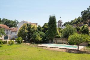 阿纳迪亚Casa de Arcos的庭院中带游泳池的房子