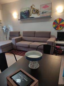 桑格罗堡Appartamento relax Svitlana的客厅配有沙发和桌子