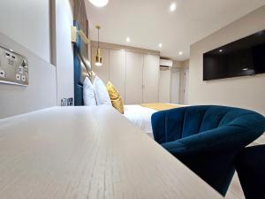 伦敦NOX Hyde Park的一间设有一张白色大桌子和一张蓝色椅子的房间