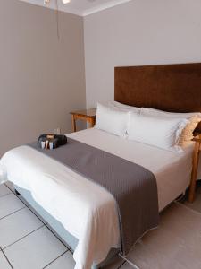 路易特里哈特Pecan Farm Guesthouse的一间卧室配有一张大床和棕色床头板