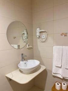 萨格里什马雷塔海滩 - 精品住宿&早餐酒店的浴室配有盥洗盆、镜子和毛巾
