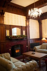 阿博波恩The Penrallt Country House Hotel的带沙发和壁炉的客厅