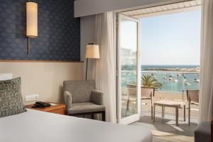 卡斯卡伊斯拜亚酒店的酒店客房设有一张床和一个美景阳台