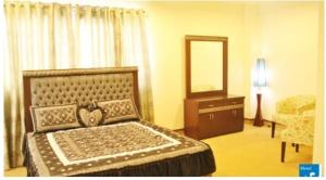 锡亚尔科特Hotel Javson的一间卧室配有一张床、梳妆台和镜子