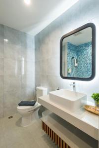 奥南海滩Otter House Aonang Soi 13的一间带水槽、卫生间和镜子的浴室