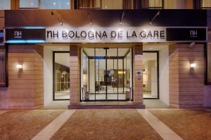 博洛尼亚NH博洛尼亚德拉葛雷酒店的带有入口的大楼入口