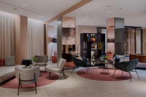 博洛尼亚NH博洛尼亚德拉葛雷酒店的客厅配有沙发和椅子