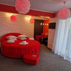 雷泽克内拉特加尔酒店的一间卧室配有红色床和红色的盖子
