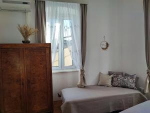 科米扎APARTMAN RIVA 2的一间卧室设有一张床和一个窗口