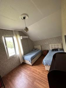 乌雷基Natali & Giga的一间卧室设有两张床和窗户。