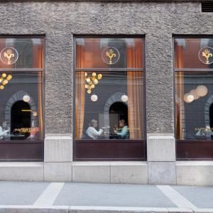 奥斯陆邦德海姆酒店的一群人坐在商店的窗户里