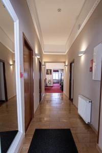 瓦乌布日赫城堡酒店的走廊,建筑物的走廊,有走廊长度的长度