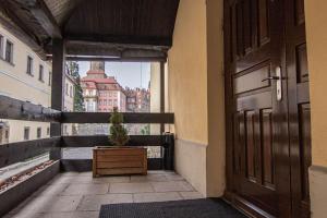 瓦乌布日赫城堡酒店的通往阳台的门,阳台上种植了盆栽植物