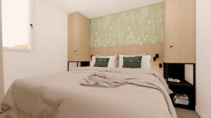 韦斯特卡佩勒Vakantiewoning Westkapelle Piet Mondriaanpad 1的卧室配有一张带毯子的大型白色床