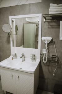 巴库Address Boutique Hotel Baku的一间带水槽和镜子的浴室